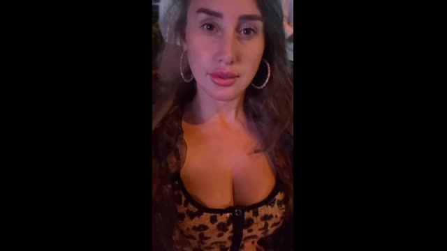 Leopar Elbisede Dekolte Açma — Melike Bulu - Türk Porno