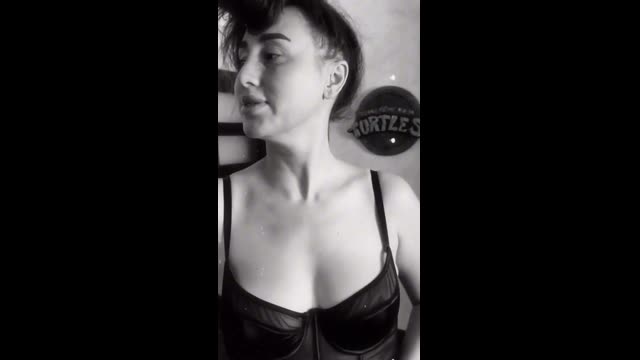 Siyah Bodyde Göğüs Okşuyor — Melike Bulu - Türk İfşa