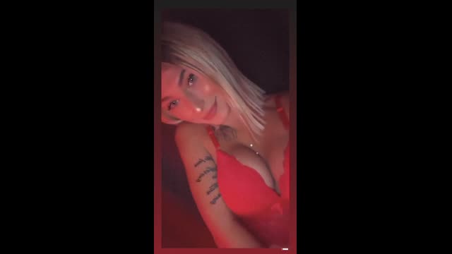 Simay Tektas İfşa — Kırmızı Sütyenle Göğüs - HD Porno İzle